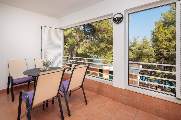 Holiday apartment with pool access and air conditioning in Hvar