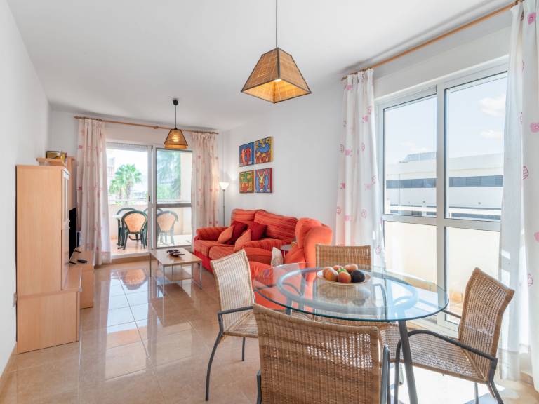 Holiday apartment with terrace, pool & yard — photo 3