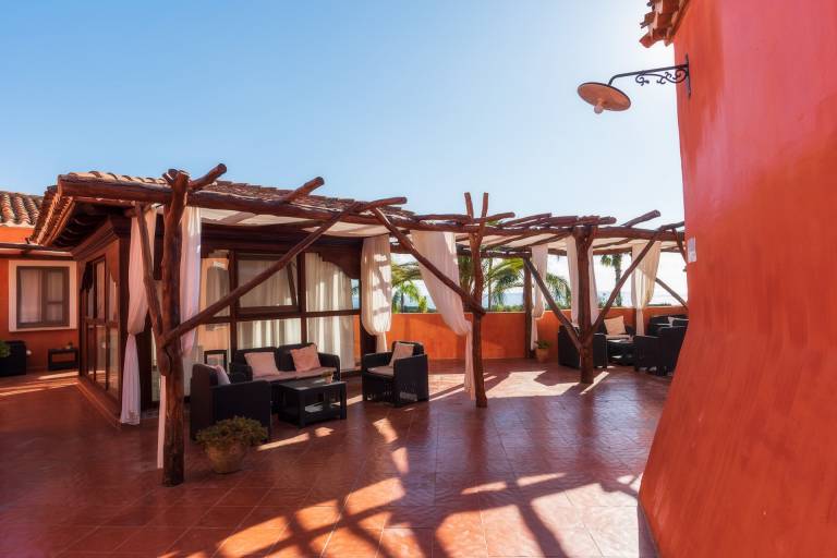 Family-oriented bed and breakfast with pool | Beach nearby | Pets are welcome — photo 2