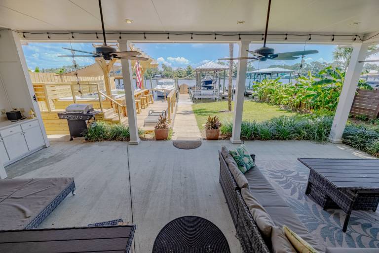 Vacation home with hot tub, garden & barbeque | Water view — photo 2