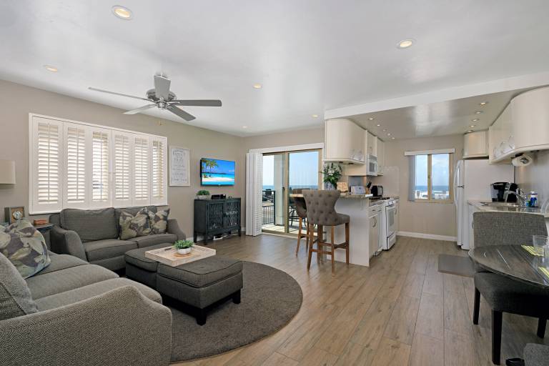 215A Beautiful Sunsets Beach View Free Wifi