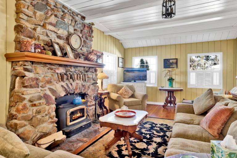 Family-Friendly Hilltop Retreat Pet-Friendly Yard, Gardens, Gazebo, Chef's Kitchen Hot Tub — photo 3