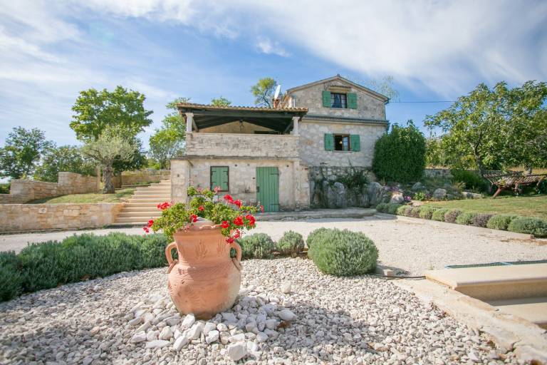 Children-friendly nice villa with private pool, jacuzzi & yard | Pets are welcome — photo 3