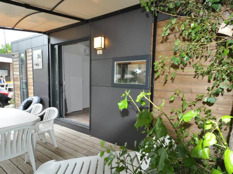Mobile home with yard, hot tub & patio — photo 4