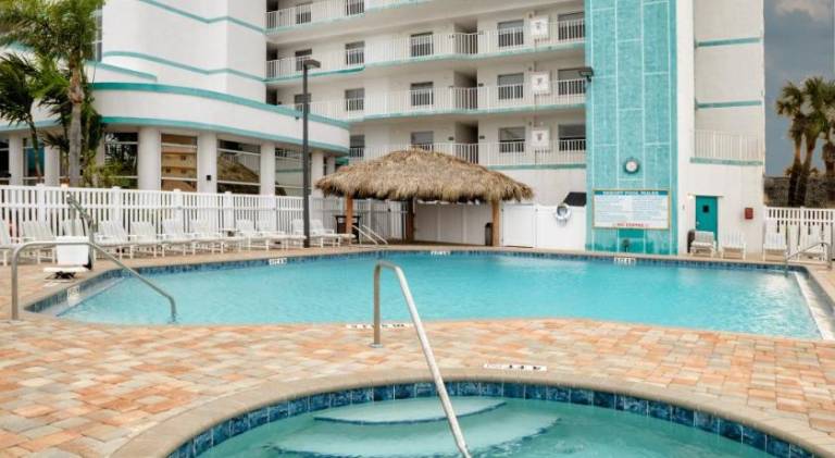 Ample serviced apartment with patio, sauna & hot tub | Close to the beach | Pet-friendly — photo 3