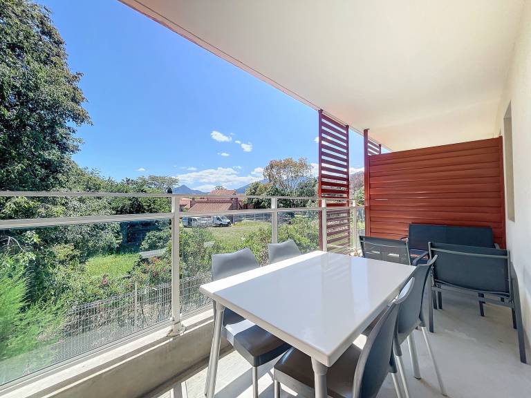 Apartment with pool — photo 3