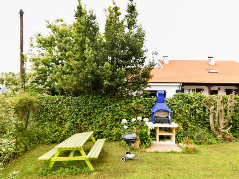 Villa with patio, BBQ & yard — photo 4
