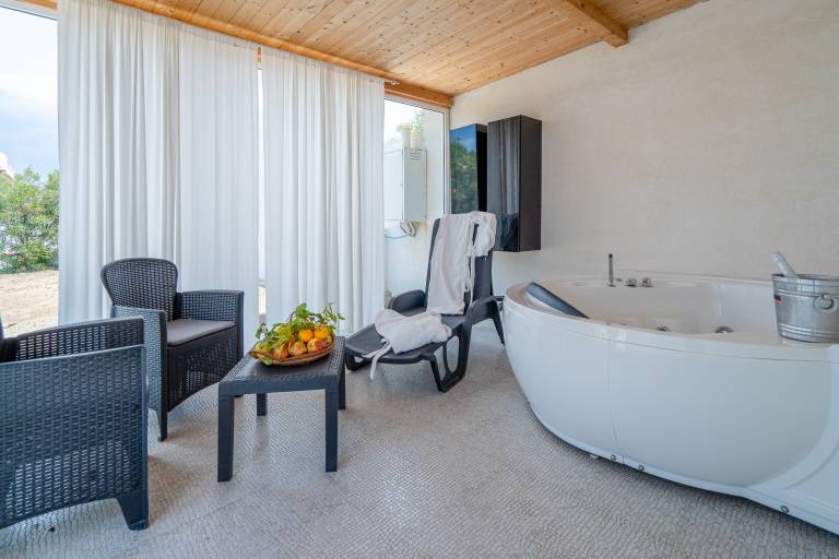 Villa Rosa with Sea Access, Hot Tub and Air Conditioning, Pet-Friendly — photo 2