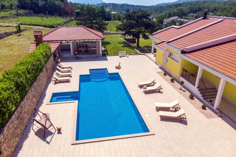 Child-friendly villa with BBQ, yard & terrace | Mountain view | Pets are welcome in Makarska