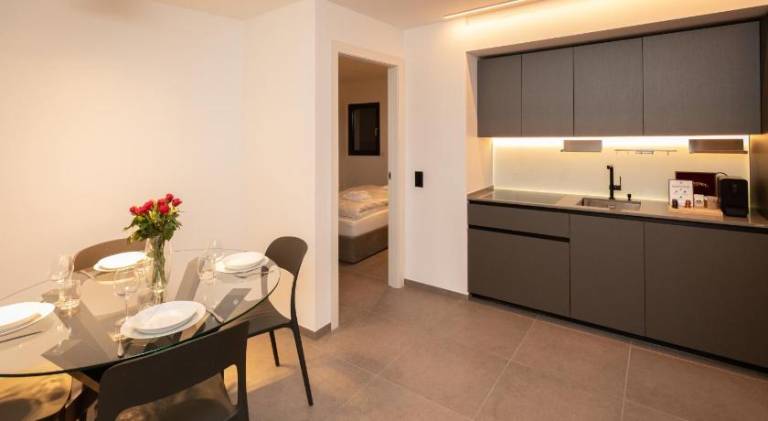 Serviced apartment with patio — photo 5
