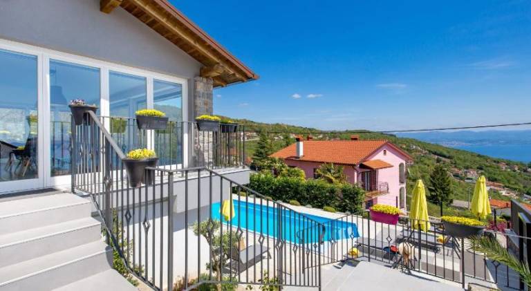 Spacious villa with pool & hot tub | Perfect for remote work | Pet-friendly — photo 5