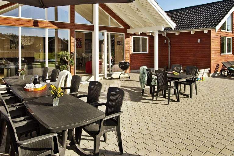 Vacation home with barbecue, yard & pool — photo 5