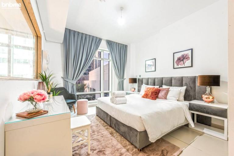 Fully equipped rental apartment with garden & pool | Next to Burj Khalifa | Perfect for remote work | Pets are welcome — photo 2