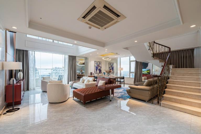 Charming white Saigon Penthouse/4 beds+2/Groups — photo 3