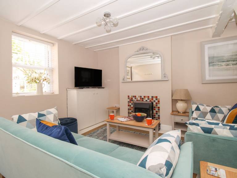 Family-oriented cottage with yard | Beach view | Pets allowed — photo 3