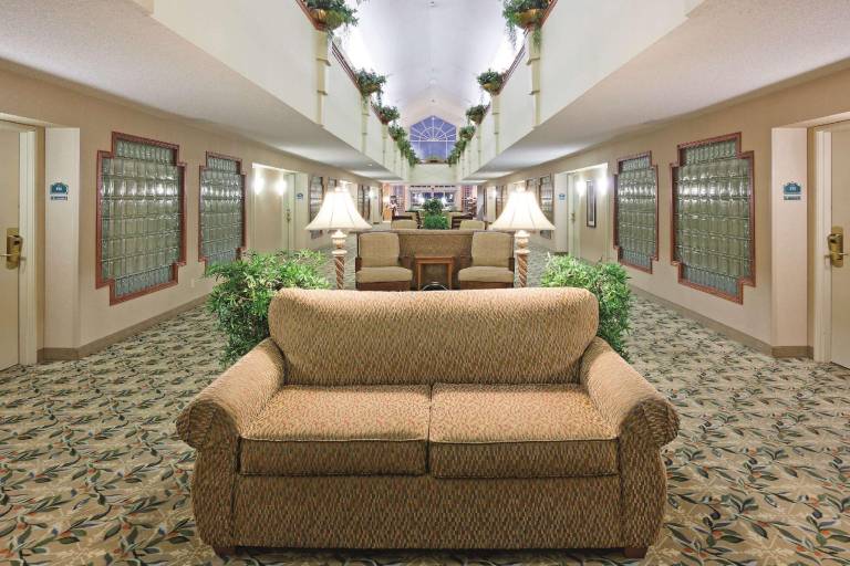 La Quinta Inn & Suites by Wyndham Appleton College Avenue — photo 3