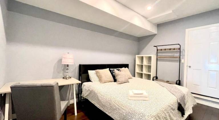 Quiet King Bedroom near DT Toronto