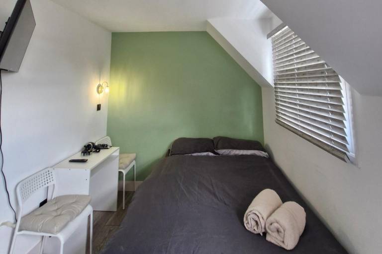 Studio Near Regents Park WiFi Sleeps 2