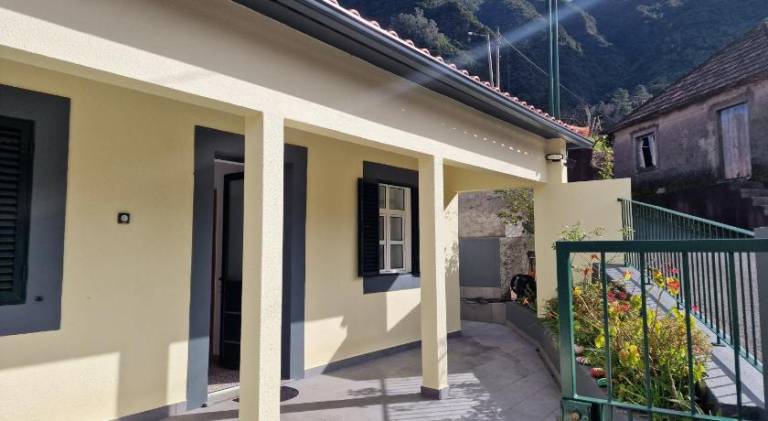 Fully equipped lovely rental apartment with terrace, BBQ & garden | Suitable for remote work | Dogs allowed in Sao Vicente
