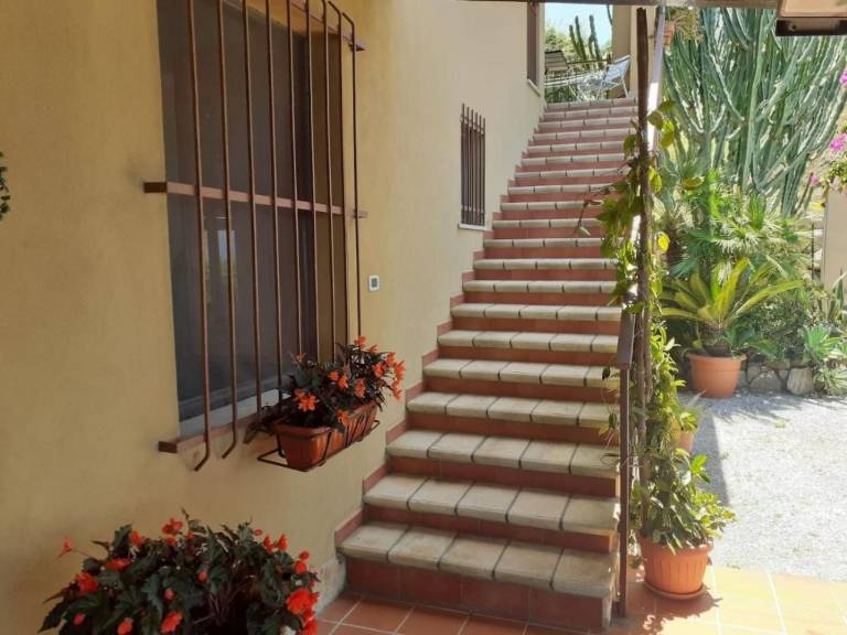 Apartment with patio, BBQ & yard — photo 5