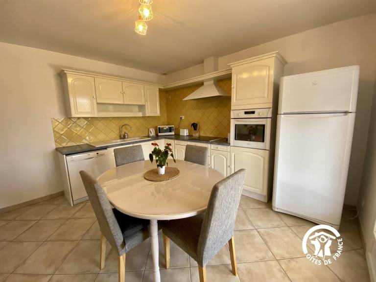Fully equipped ample gite with patio, garden & BBQ | Pets allowed — photo 4