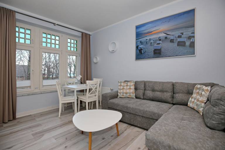 La Mer Ferienwohnung 02 – strandnah, WLAN, Terrasse & Platz für 4 Personen + Hund in Kuehlungsborn
