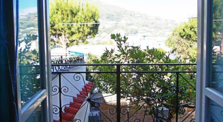 Holiday apartment with terrace & yard — photo 4