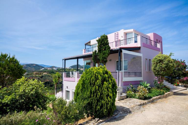 Villa with pool, yard & grill in Chania
