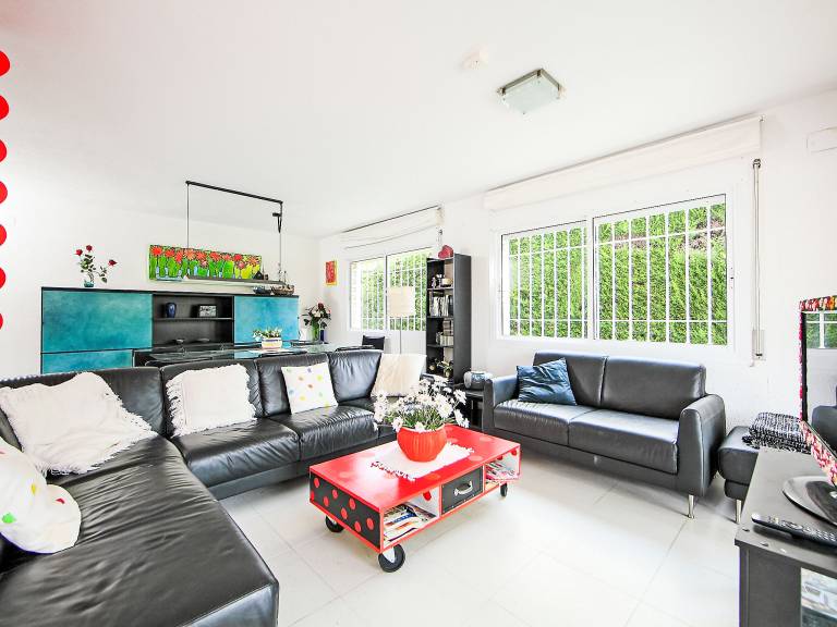 Child-friendly vacation home with patio, private pool & garden | Pet-friendly — photo 2
