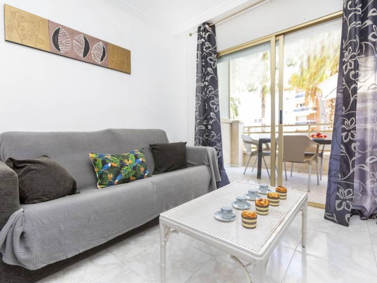 Holiday apartment with pool, patio & garden — photo 3