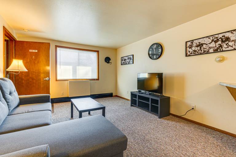 2 Mi to Dwtn Green Bay: Ideally Located Townhome! — photo 4