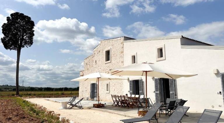 Villa with yard, barbecue & terrace in Conversano