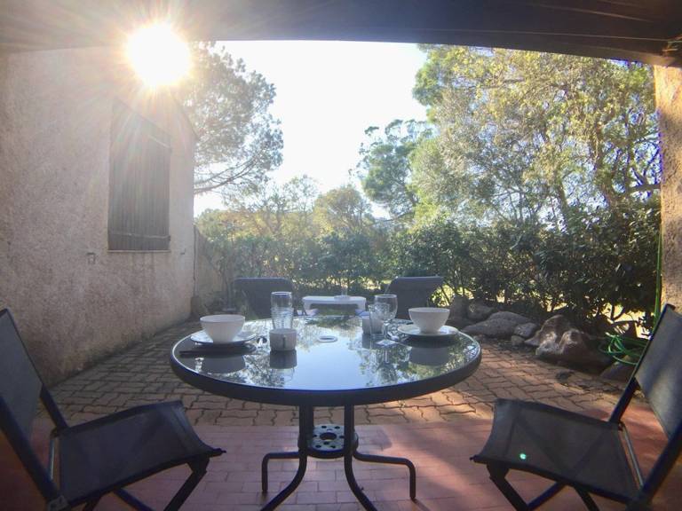 Cozy Villa with Terrace, 200m from Santa-Giulia Beach, A/C, Private Parking — photo 3