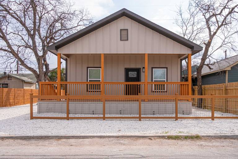 Perfect 2BR 2BA Base Clean Modern Near Downtown