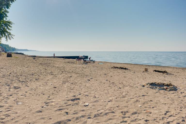 'Wishin & Fishin' Walkable Erie Home By the Beach! — photo 3
