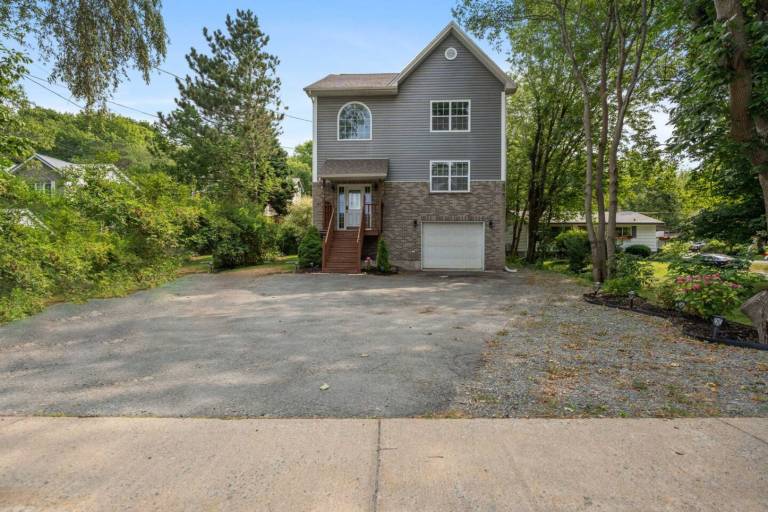 Bright & Cozy Cottage in the Heart of Dartmouth in Dartmouth, NS