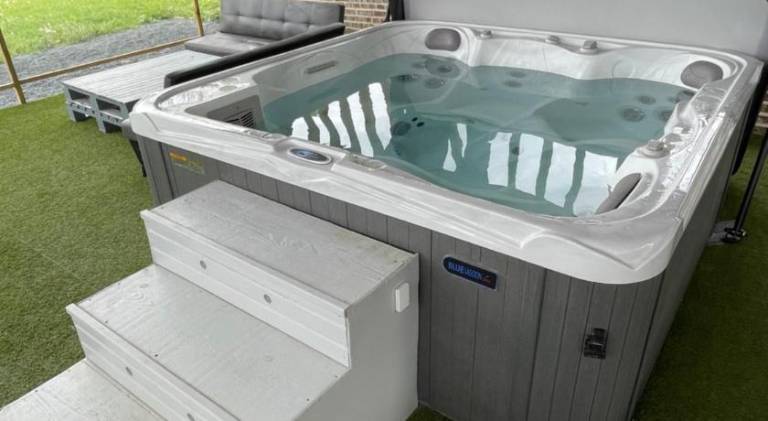 House with hot tub | Pet-friendly — photo 2