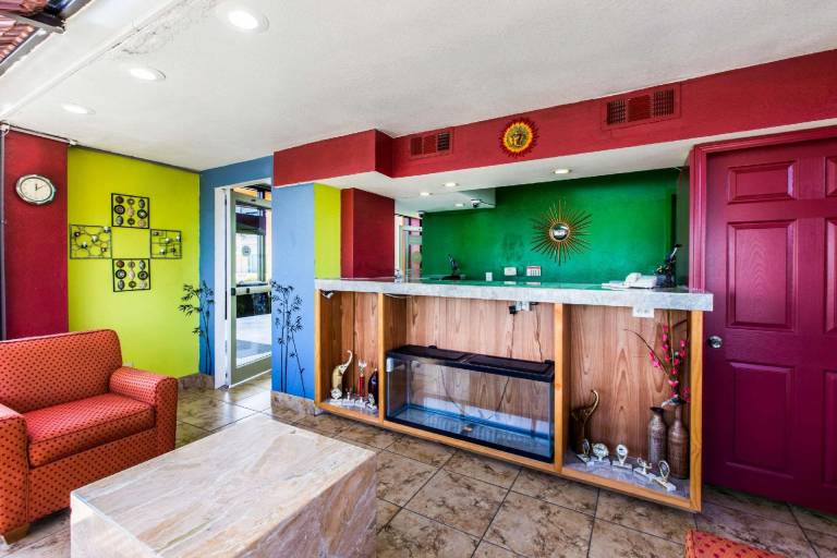 Econo Lodge Inn & Suites Macon North — photo 5