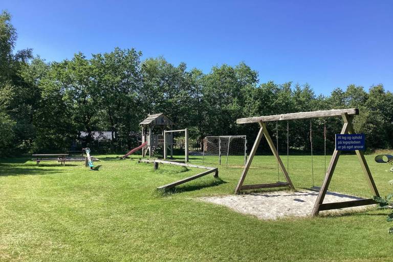Vacation home with yard — photo 3