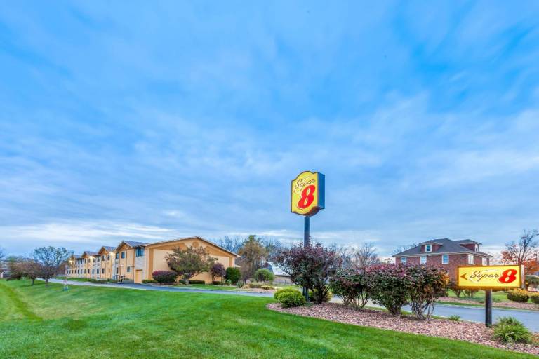 Super 8 By Wyndham Liverpool - Clay - Syracuse Area in Liverpool, NY