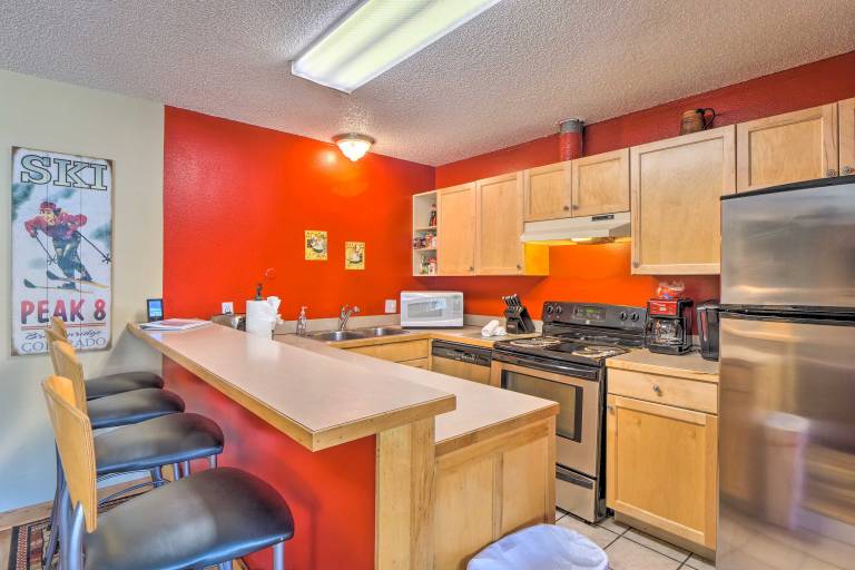 Ski & Unwind Fireside: Main St Condo in Tannhauser — photo 2