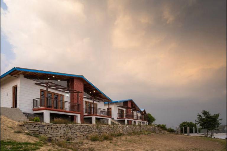 Beautiful vacation home with terrace | Dogs allowed in Chakrata