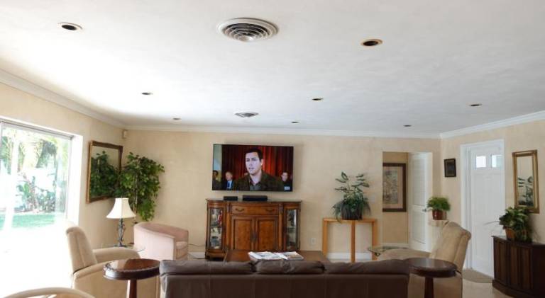House with pool — photo 4