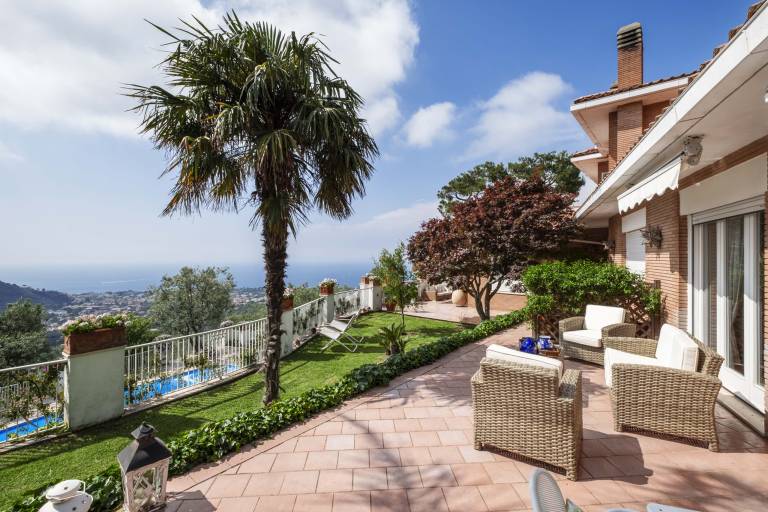 Villa with pool, yard & barbecue | Beach view — photo 4