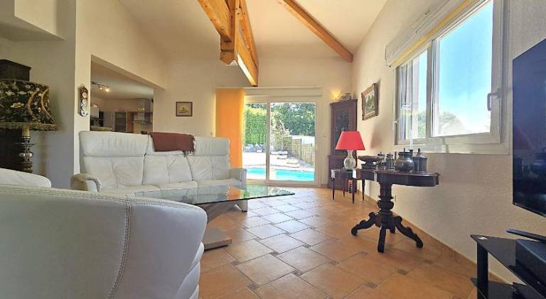 Vacation home with pool — photo 2