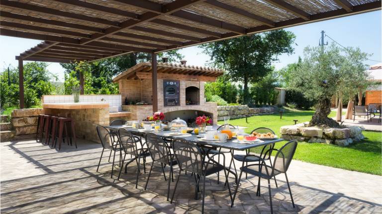 Child-friendly beautiful villa with private pool, patio & BBQ | Pool view | Pet-friendly — photo 2