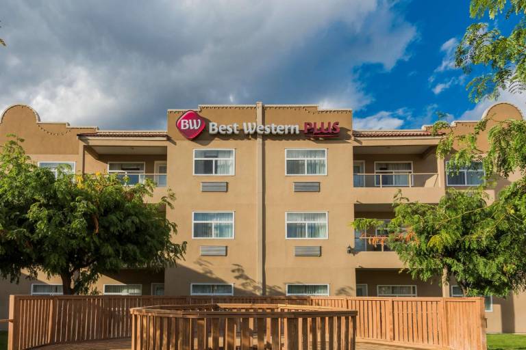 Best Western Plus Osoyoos Hotel & Suites in Osoyoos, BC