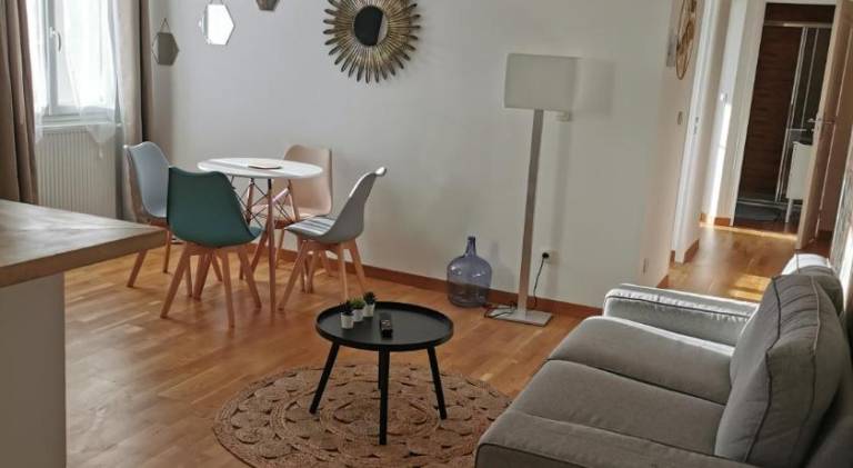 Holiday apartment with 2 rooms for 4 persons in Reims