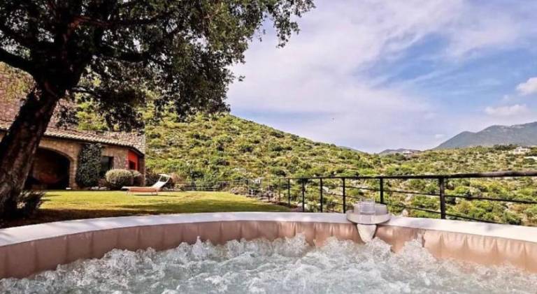 Villa with hot tub — photo 5