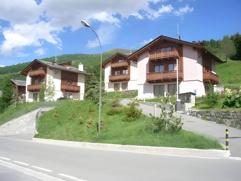 Ample holiday apartment with garden | Next to the ski | Pets are welcome in Livigno